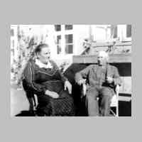035-0054 Albert und Erna Schlien bei einer Ruhepause neben ihrem Wohnhaus .jpg